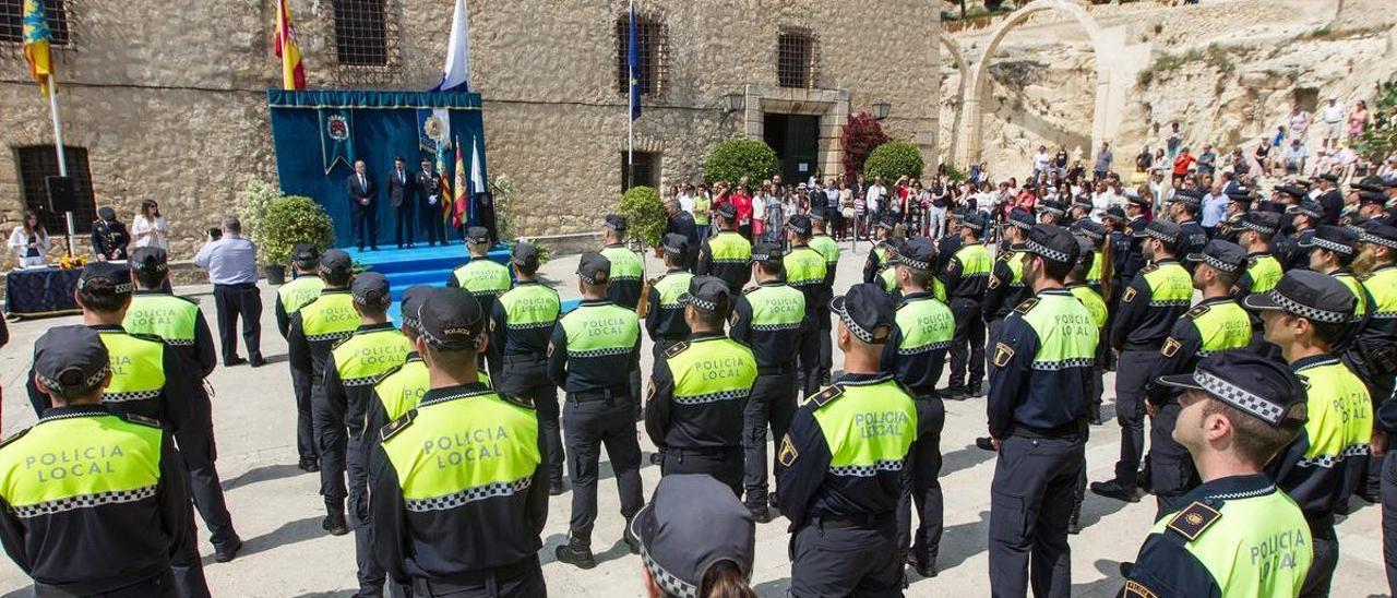 Agentes de la Policía Local de Alicante, durante un acto en el castillo de Santa Bárbara