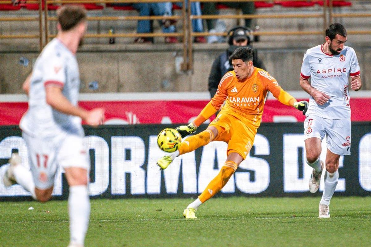 Esteban Andrada saca de puerta en un momento del partido.