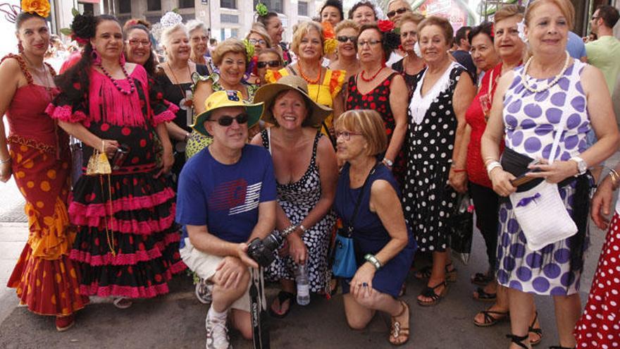 Turistas con un grupo de malagueñas en una edición anterior de la Feria.