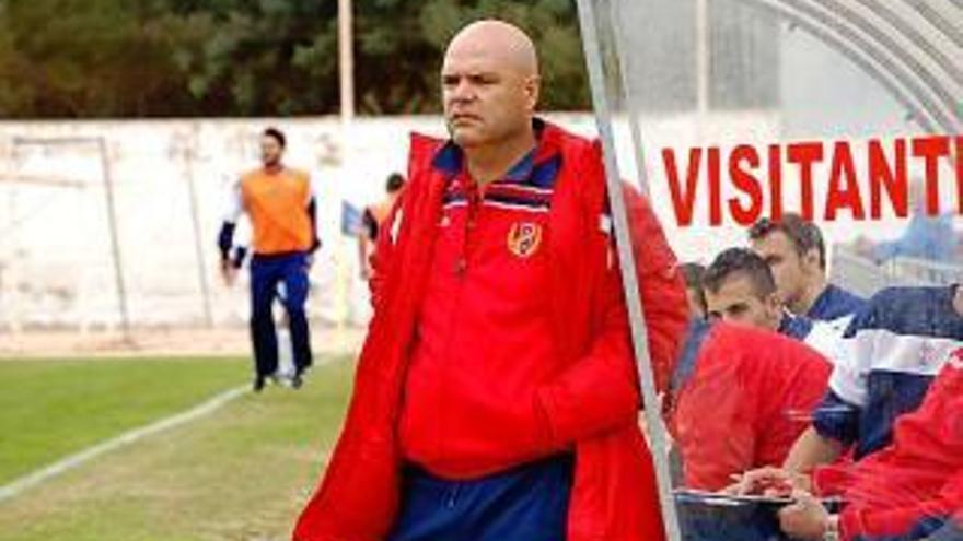 García Sanjuán en el banquillo del Yeclano.