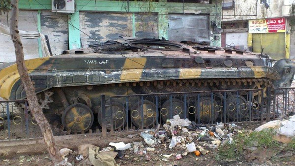 Los restos de un tanque en una calle de Homs, tras los choques entre el Ejército y los opositores sirios, el pasado sábado.