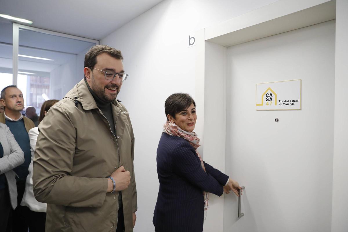 Adrián Barbón, con la ministra de Vivienda, Isabel Rodríguez, en Mieres
