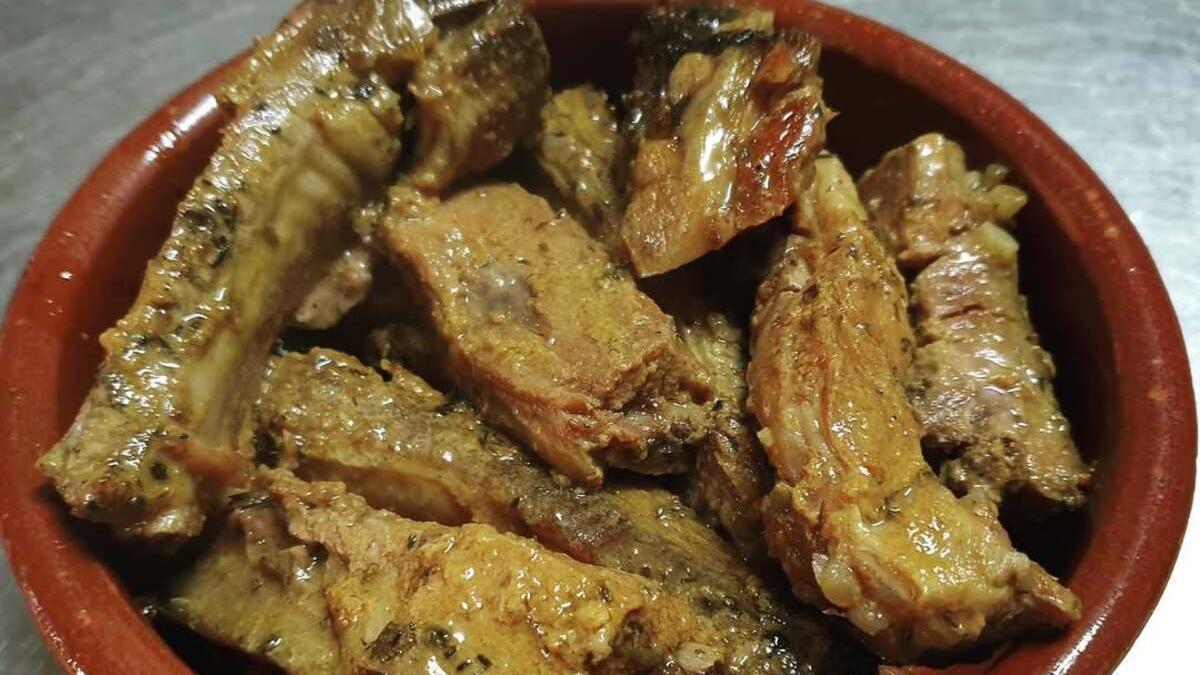 Platos de cocina canaria y vino de cosecha propia