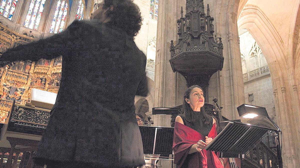 Aarón Zapico, de espaldas, y María Espada, durante el concierto “Sancta Ovetensis. Esplendor musical en la Catedral de Oviedo”.