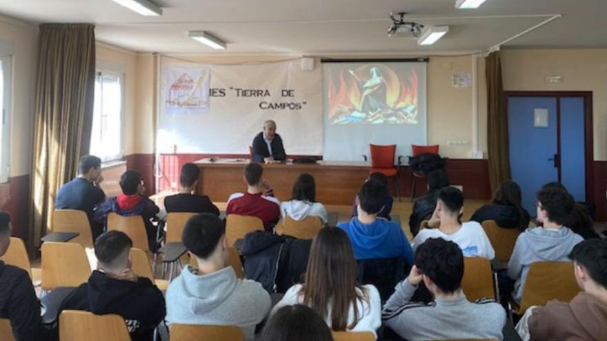 Alumnos del instituto participan en una de las charlas organizadas con motivo de la conmemoración del Día Internacional de la Mujer.|