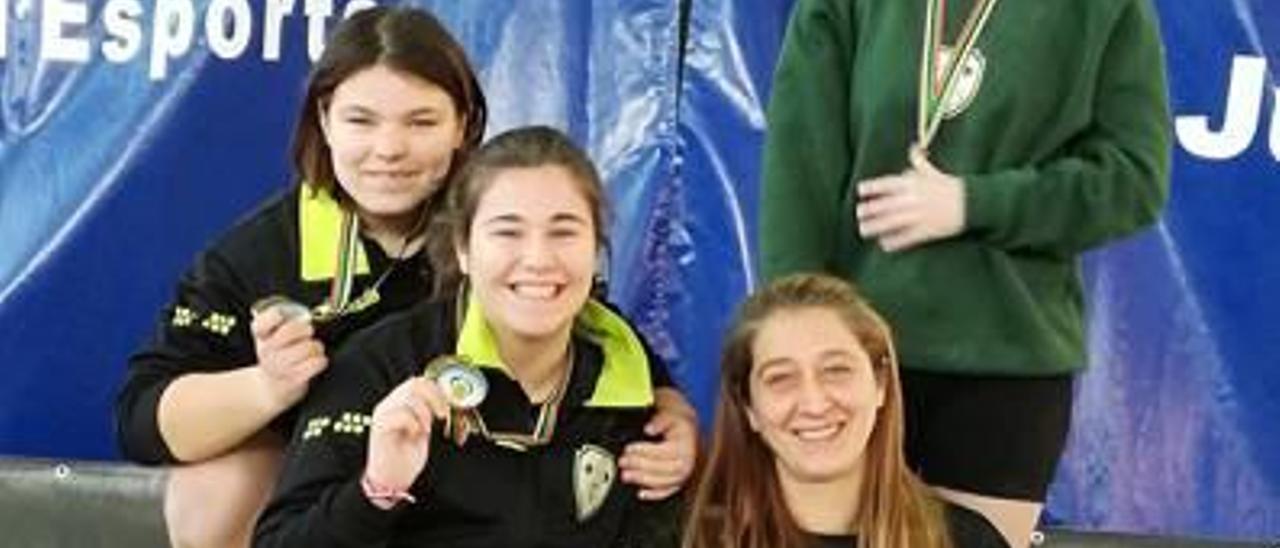 Las chicas campeonas del AC Gandia con su entrenadora.