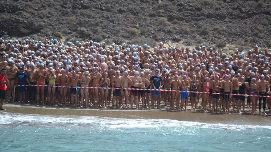 Un total de 689 nadadores tomaron la salida desde la playa del bajo Risco de Famara hasta el muelle de Caleta de Sebo en La Graciosa.