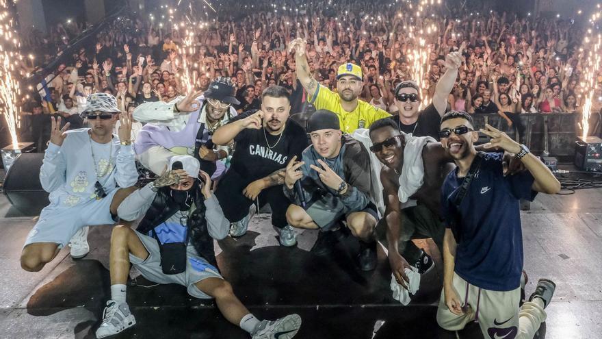 Los intérpretes de ‘Cayó la noche’ en el concierto que les reunió en Gran Canaria. (L)  |