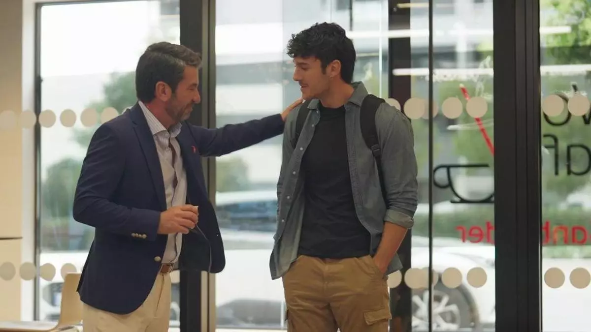 Arturo Valls la lía en 'Café para Cinco'. ¡Ya disponible el primer capítulo en nuestra cabecera!