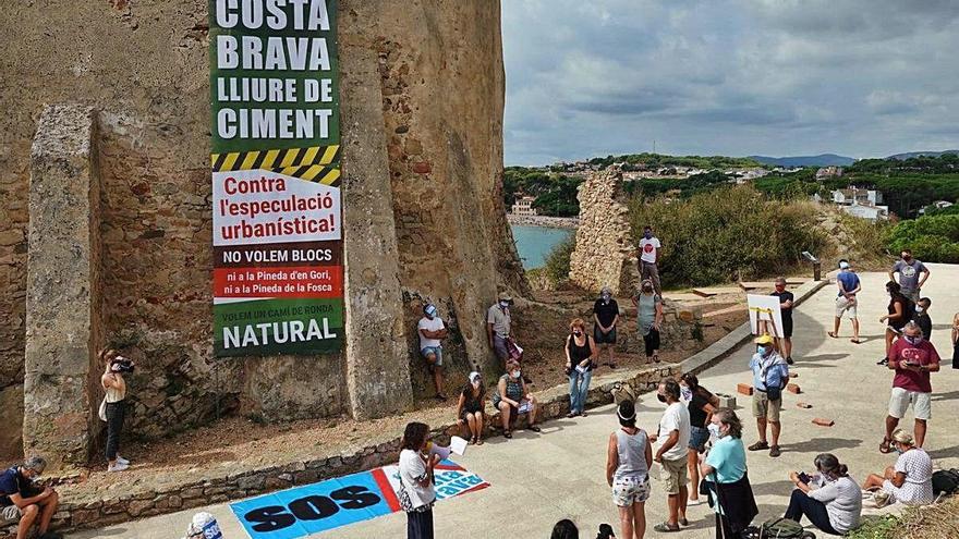 Pancarta desplegada al castell de Sant Esteve de Palamós