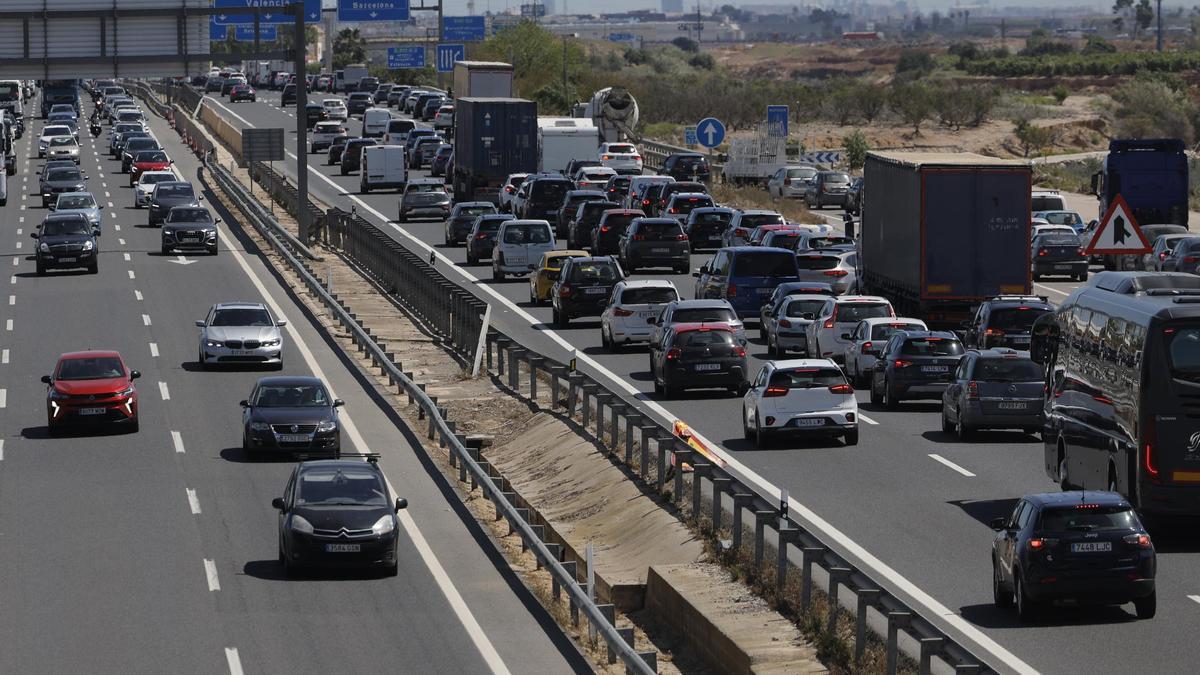 La operación retorno de Semana Santa abarrota de vehículos las carreteras españolas