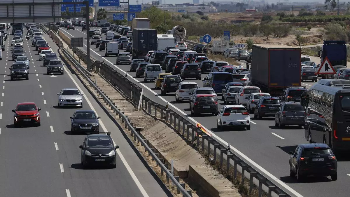 La operación retorno de Semana Santa abarrota de vehículos las carreteras españolas