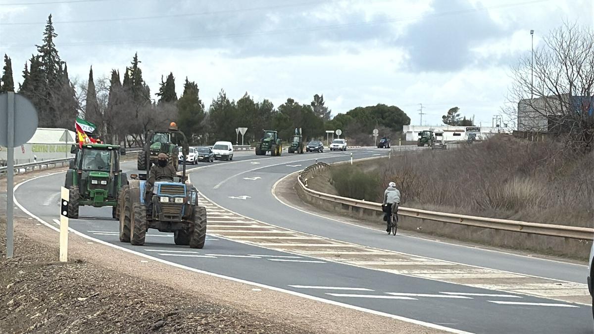 Fotogalería | Los tractores ya ocupan las carreteras extremeñas