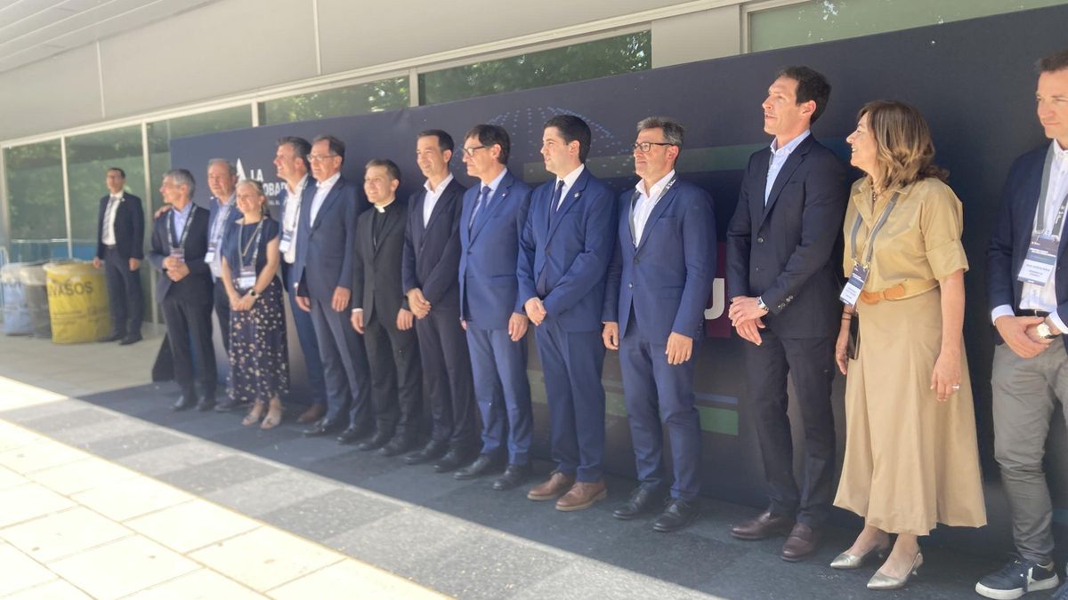Salvador Illa es fa la foto de família a l'inici de la Trobada