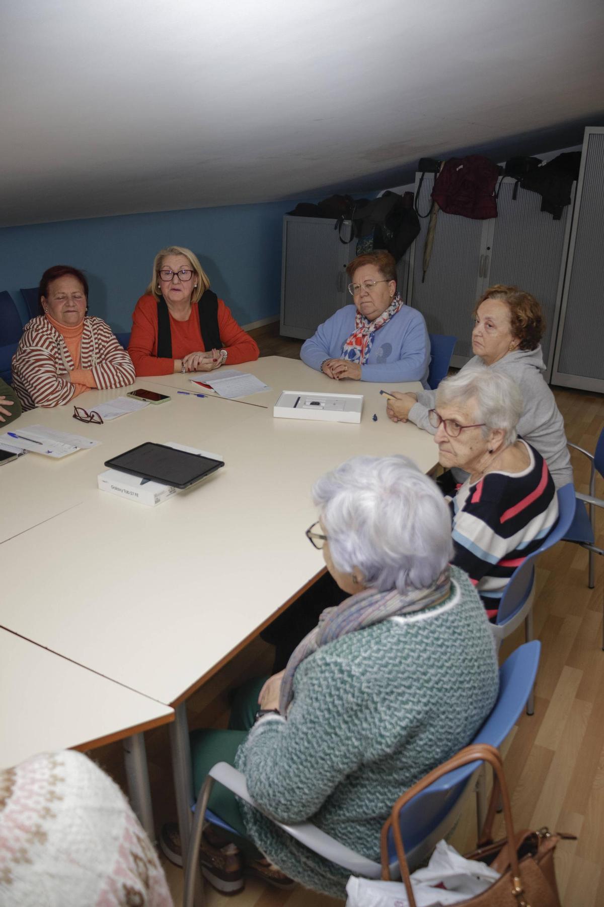 Mayores con voz propia: el “grupín del podcast” del Llano convierte el Centro Social en un estudio de radio