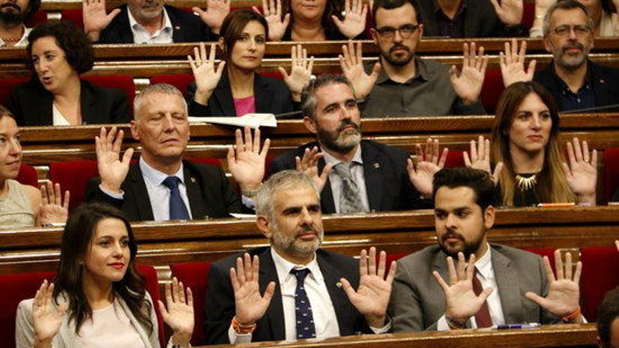 Els diputats de C&#039;s aixequen les mans