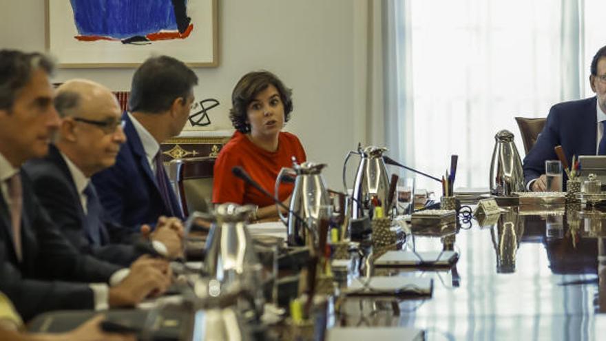 Rajoy y sus ministros en la última reunión extraordinaria.