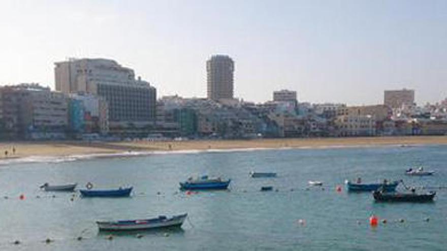 El sol vuelve a la playa de Las Canteras