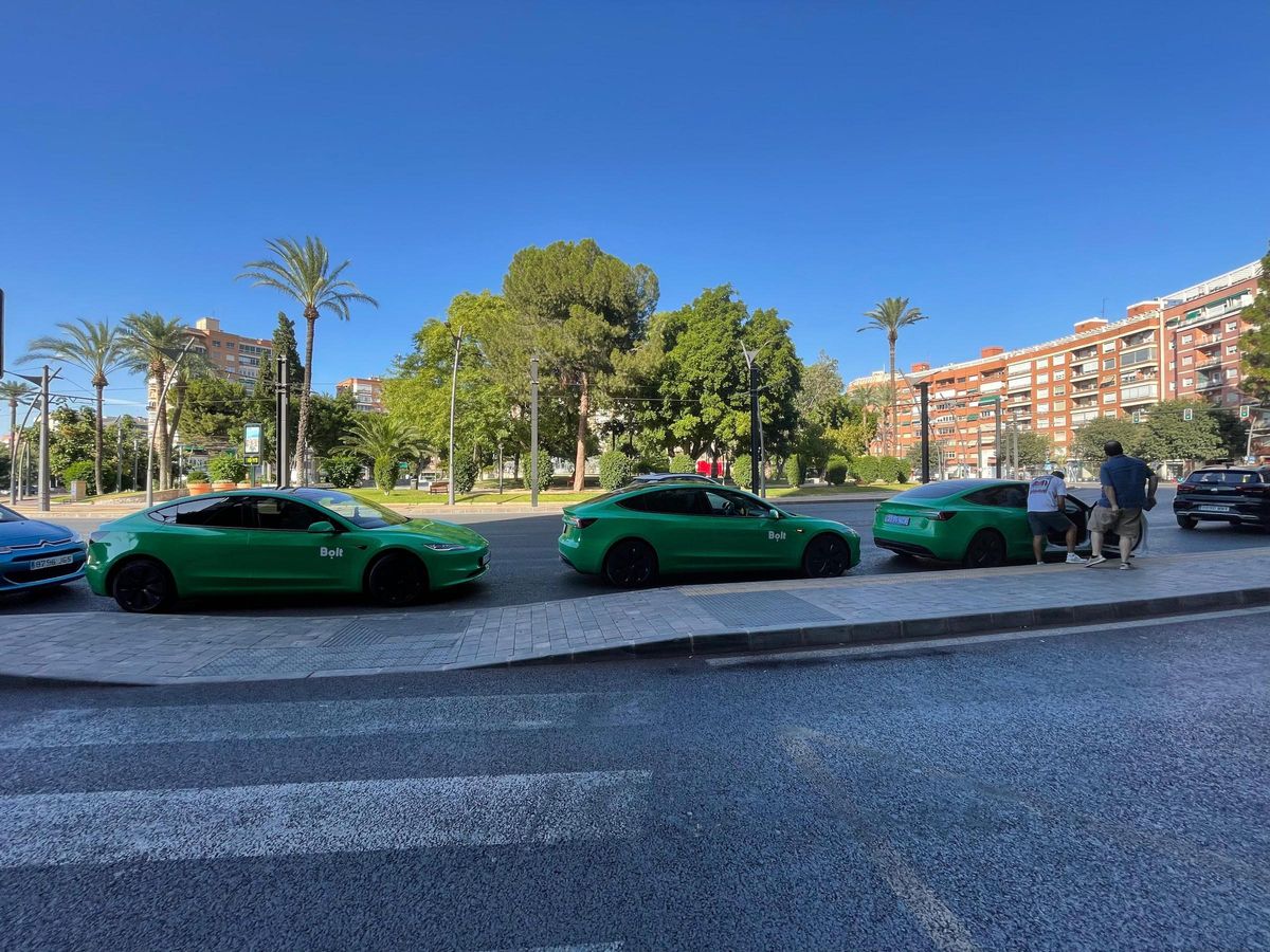 Vehículos Bolt en la Plaza Circular de Murcia