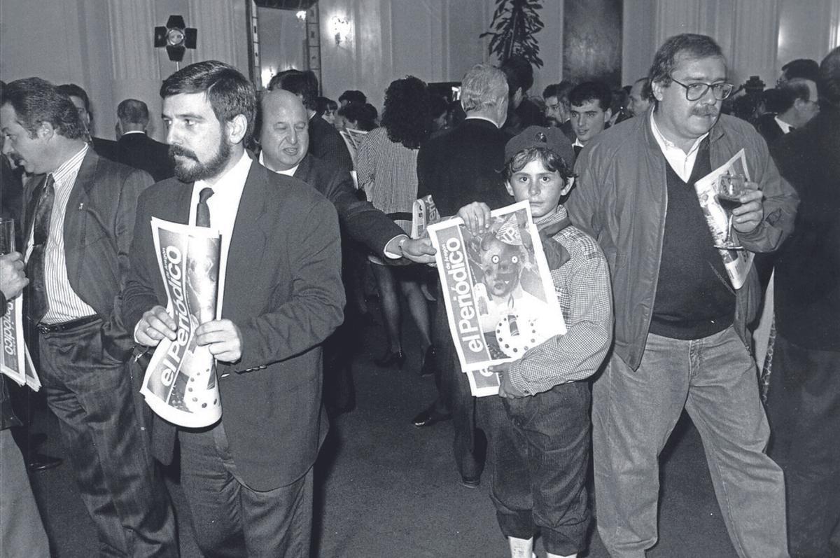 Niños repartiendo ejemplares durante la celebración del primer año del diario. Con el ejemplar se regaló una botella de cava.