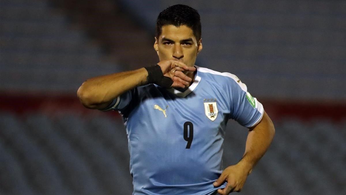 Luis Suárez tras marcar de penalti en el Uruguay 2-1 Chile clasificatorio para el Mundial 2022