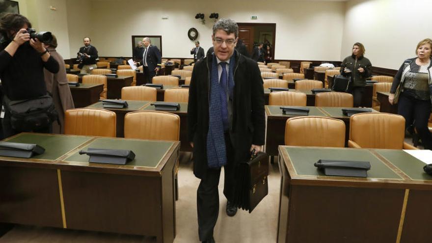 El ministro de Energía Álvaro Nadal, a su llegada a la comparecencia.