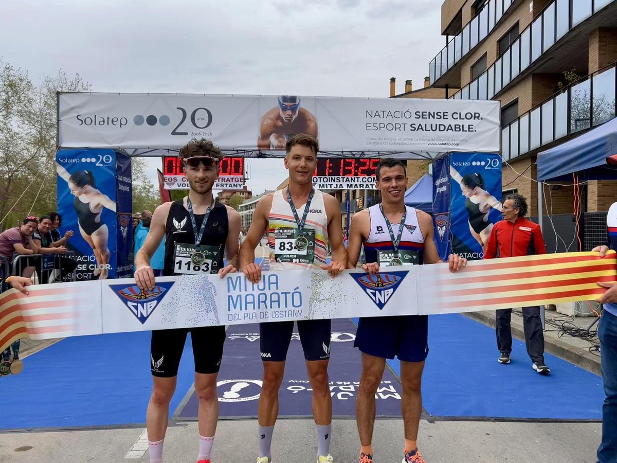 El podi de la categoria masculina de la Mitja Marató del Pla de l'Estany.