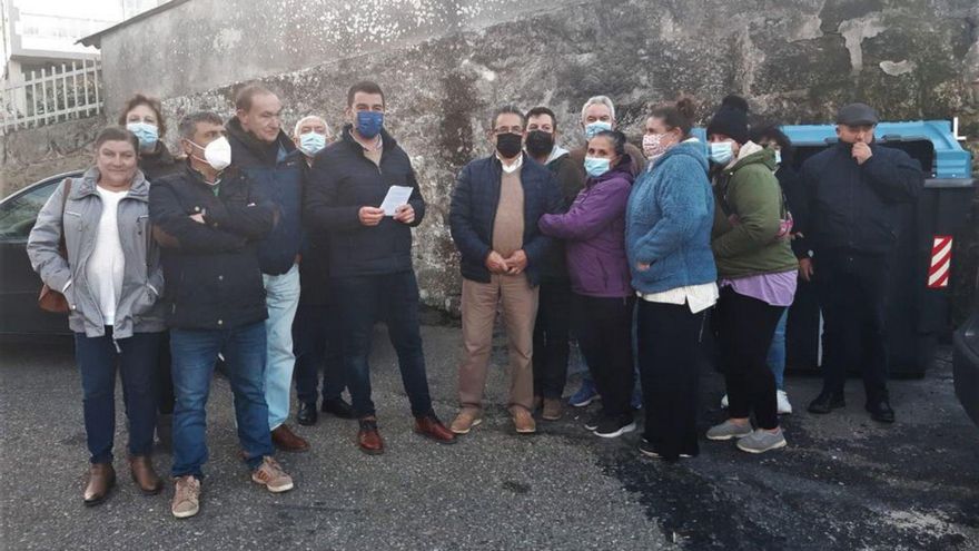 Reunión del concejal Pablo Novas con los vecinos de Bexe. | // FDV