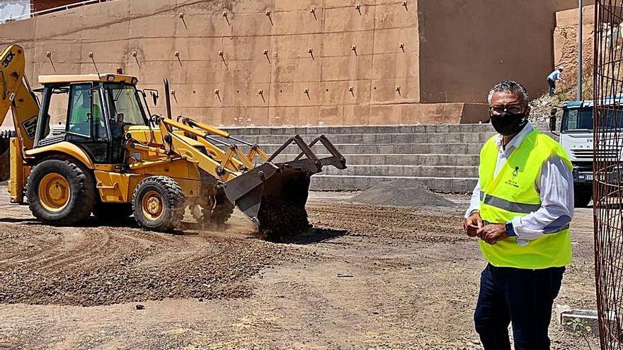 Dámaso Arteaga, junto a la obra en marcha del polideportivo de San Andrés. | | E.D.