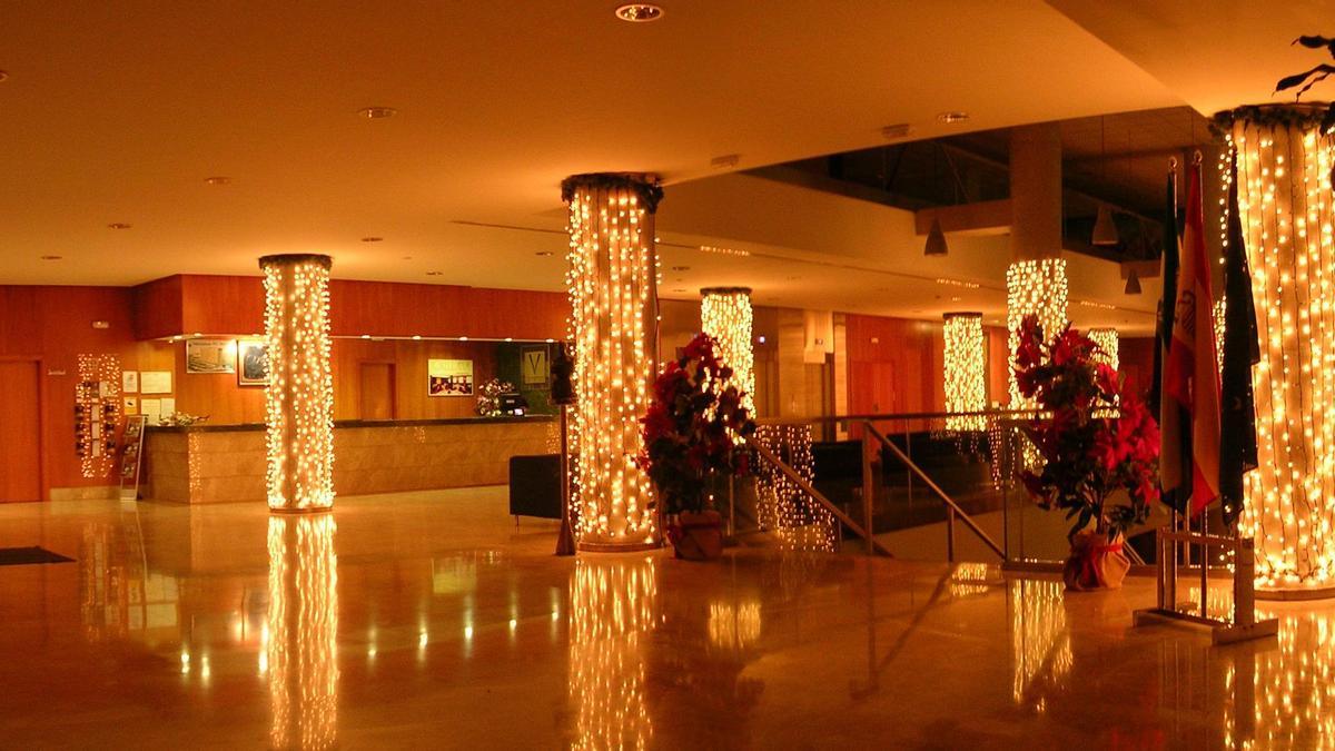 La Navidad se vive desde la entrada: el hall del Extremadura Hotel se llena de luz y calidez para dar la bienvenida a las fiestas.