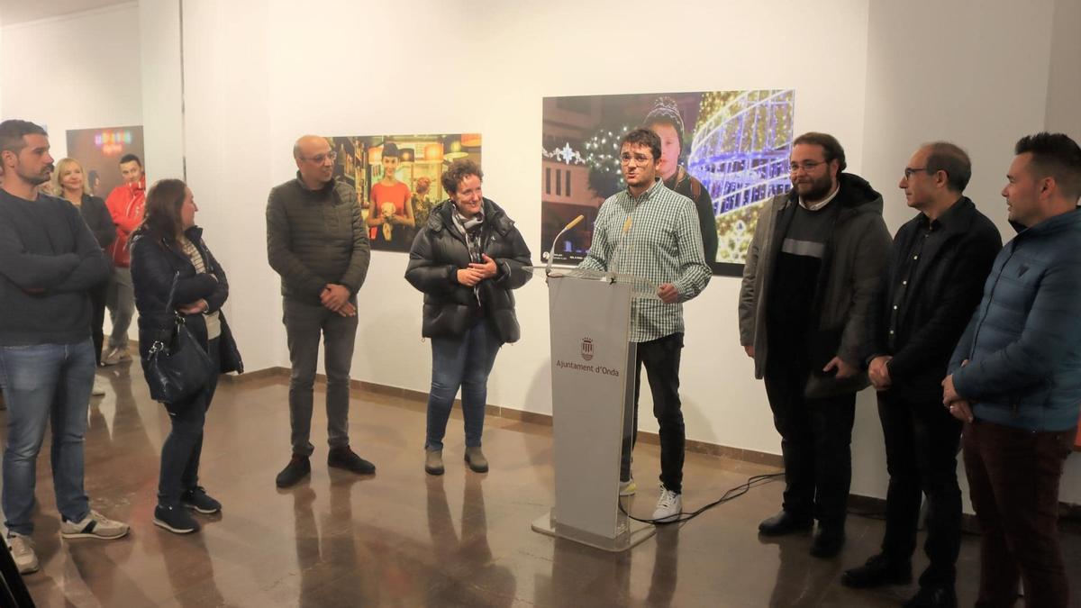 El autor de la exposición, Antoni Prades, durante la inauguración de la muestra, junto a la alcaldesa, Carmina Ballester.