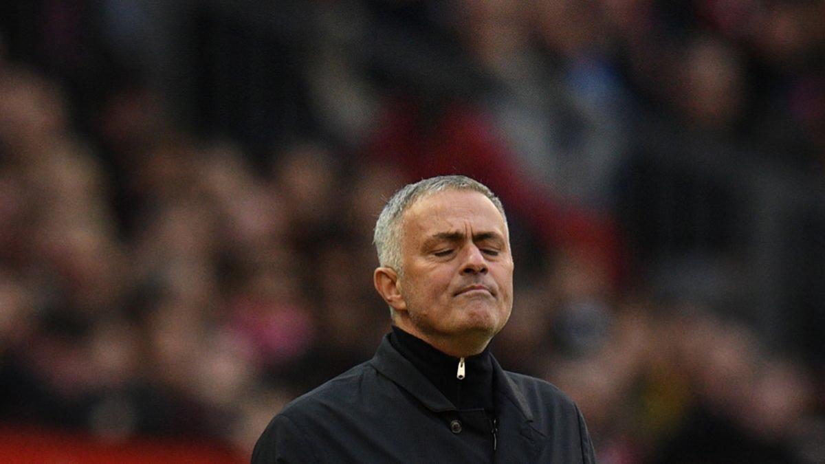 Foto de archivo tomada el 6 de octubre de 2018, al entrenador portugués, José Mourinho, hace un gesto durante el partido de fútbol de la Premier League inglesa entre el Manchester United y el Newcastle en Old Trafford en Manchester.