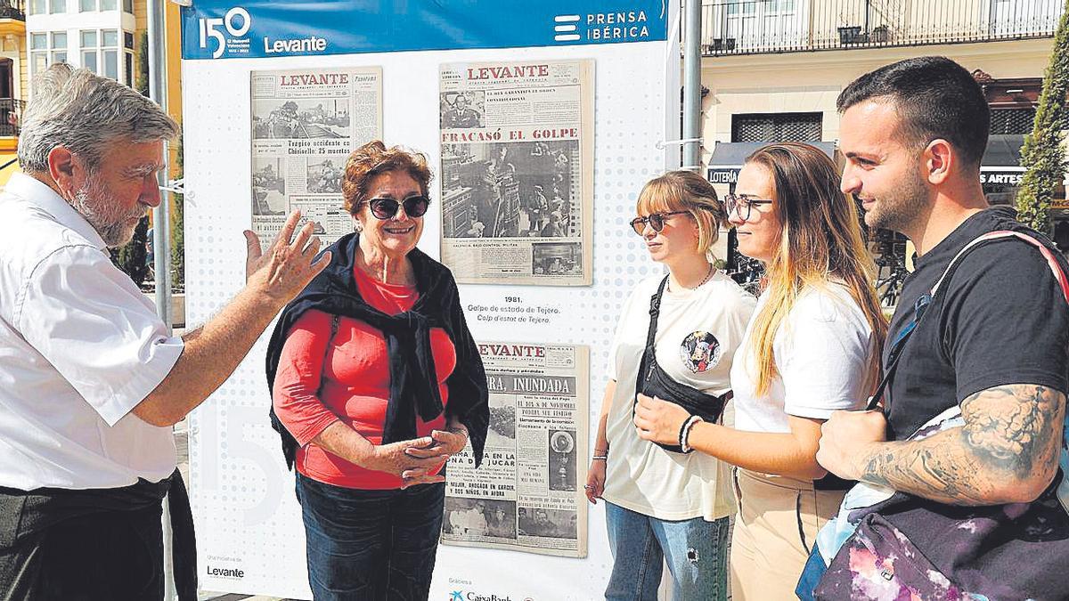 Rafael, Pilar, Laura, Carla y Sergio, junto a la portada del 23-F.