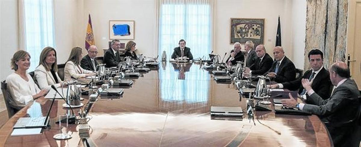 El consell de ministres es va reunir ahir per aprovar la llei d’abdicació. El consell de ministres es va reunir ahir per aprovar la llei d’abdicació.