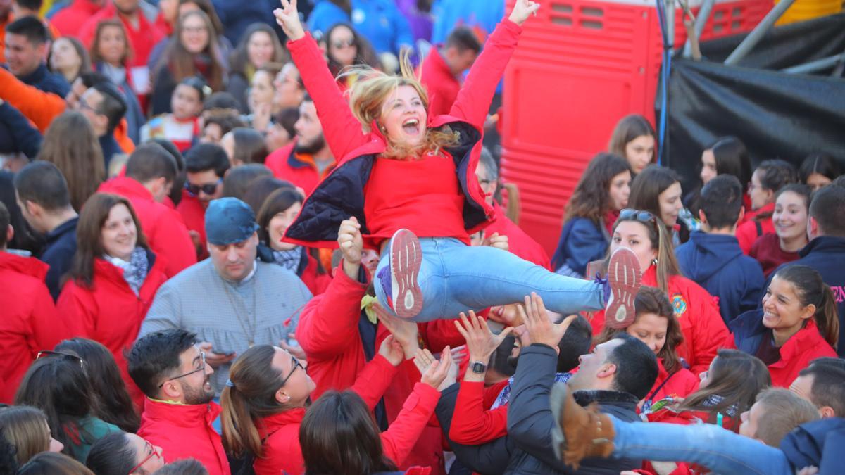 Imagen de la Crida de Fallas de un año anterior en la que una fallera es manteada por sus compañeros de comisión.