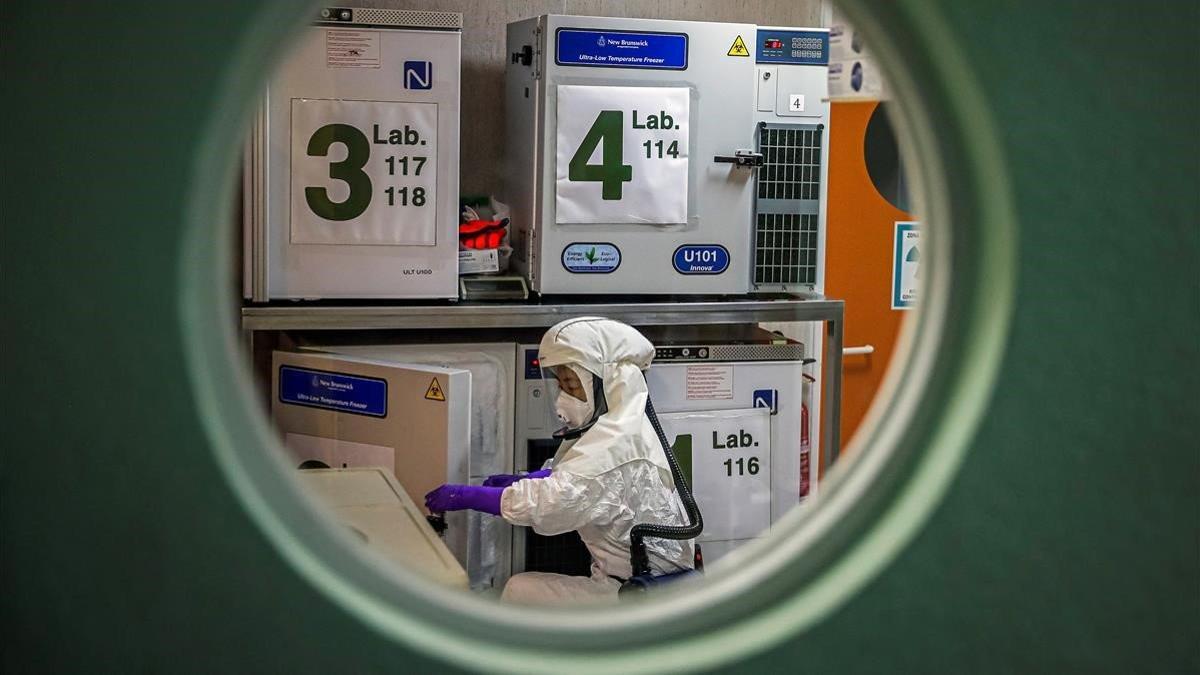 Un trabajador del Centro Nacional de Biotecnología