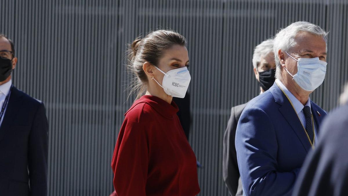 Doña Letizia con un vestido rojo de Massimo Dutti