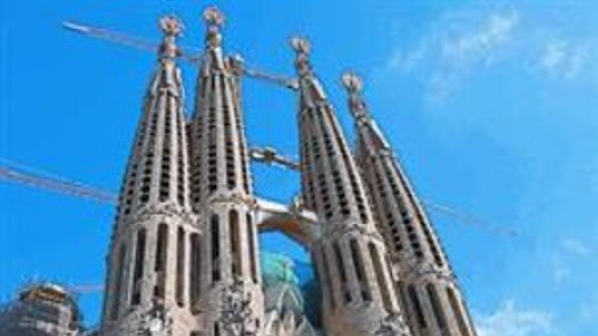 Una pantalla gigante ante el templo de la Sagrada Família, ayer.