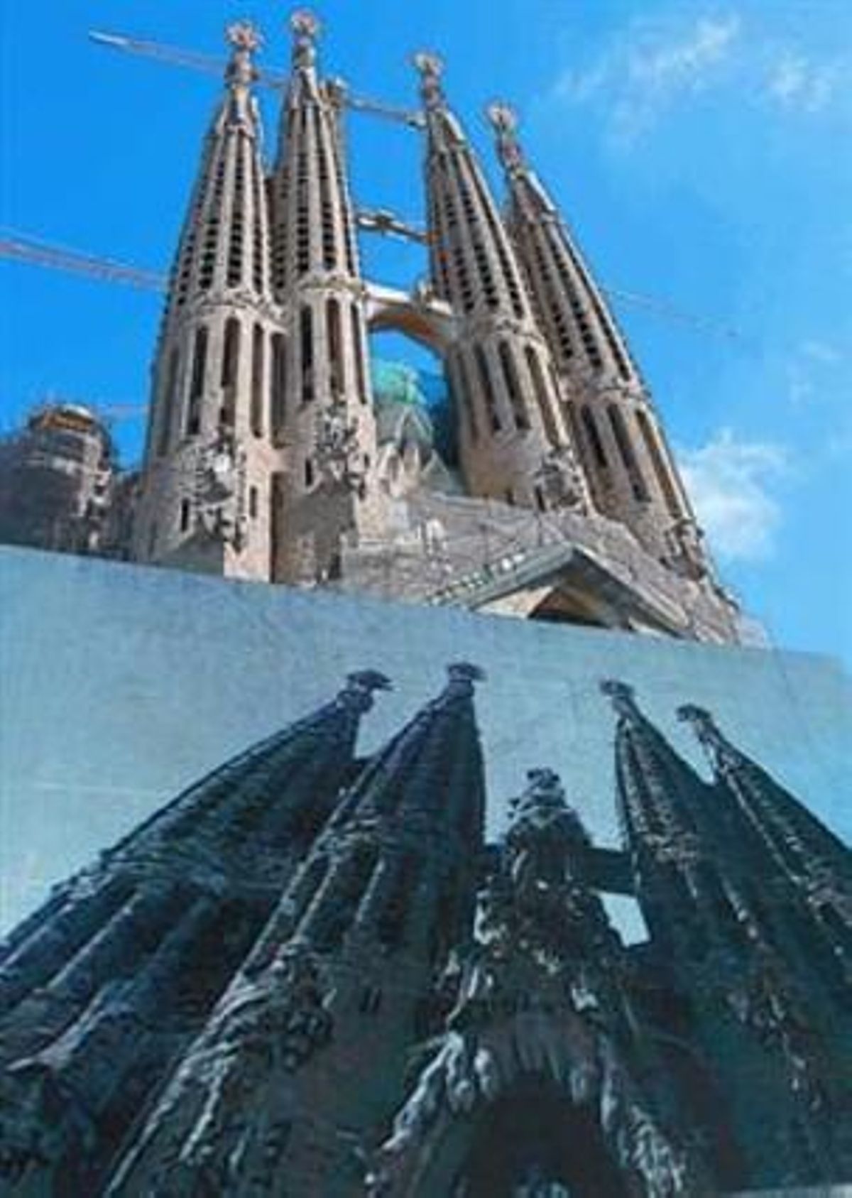 Una pantalla gegant davant del temple de la Sagrada Família, ahir. Una pantalla gegant davant del temple de la Sagrada Família, ahir.