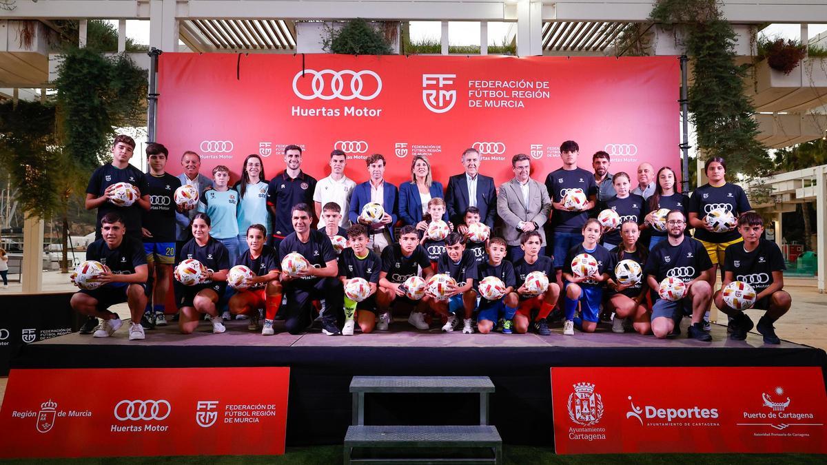 Autoridades políticas, el presidente de la FFRM y el director general de Grupo Huertas junto a jugadores y jugadoras de fútbol y fútbol sala