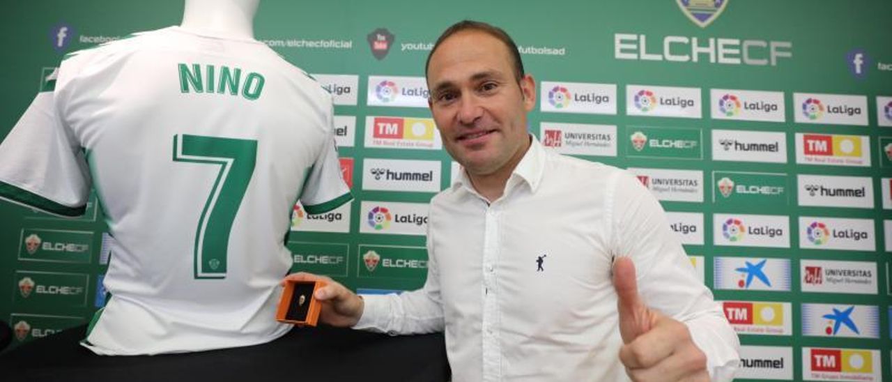Nino, ayer, junto a la insignia de oro del Elche y su camiseta durante el anuncio de su retirada.