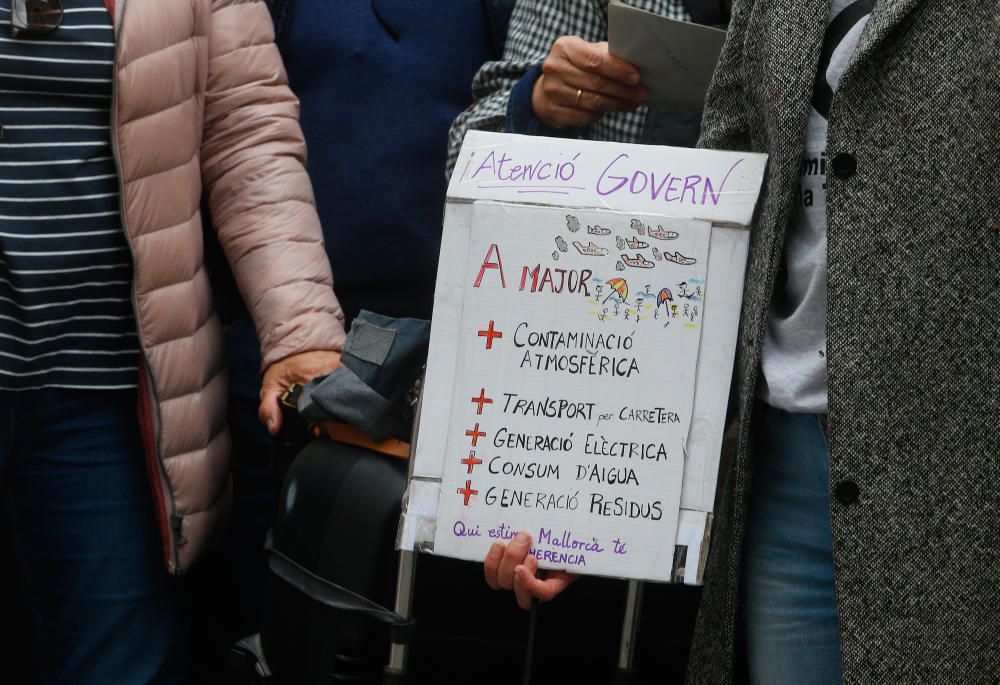 Unas 400 personas reclaman la "paralización" de la ampliación del aeropuerto de Palma