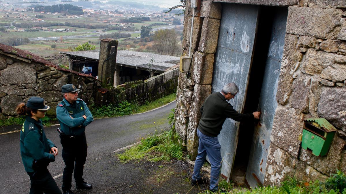 Portalón metálico por el que accedieron los agentes la noche del incendio