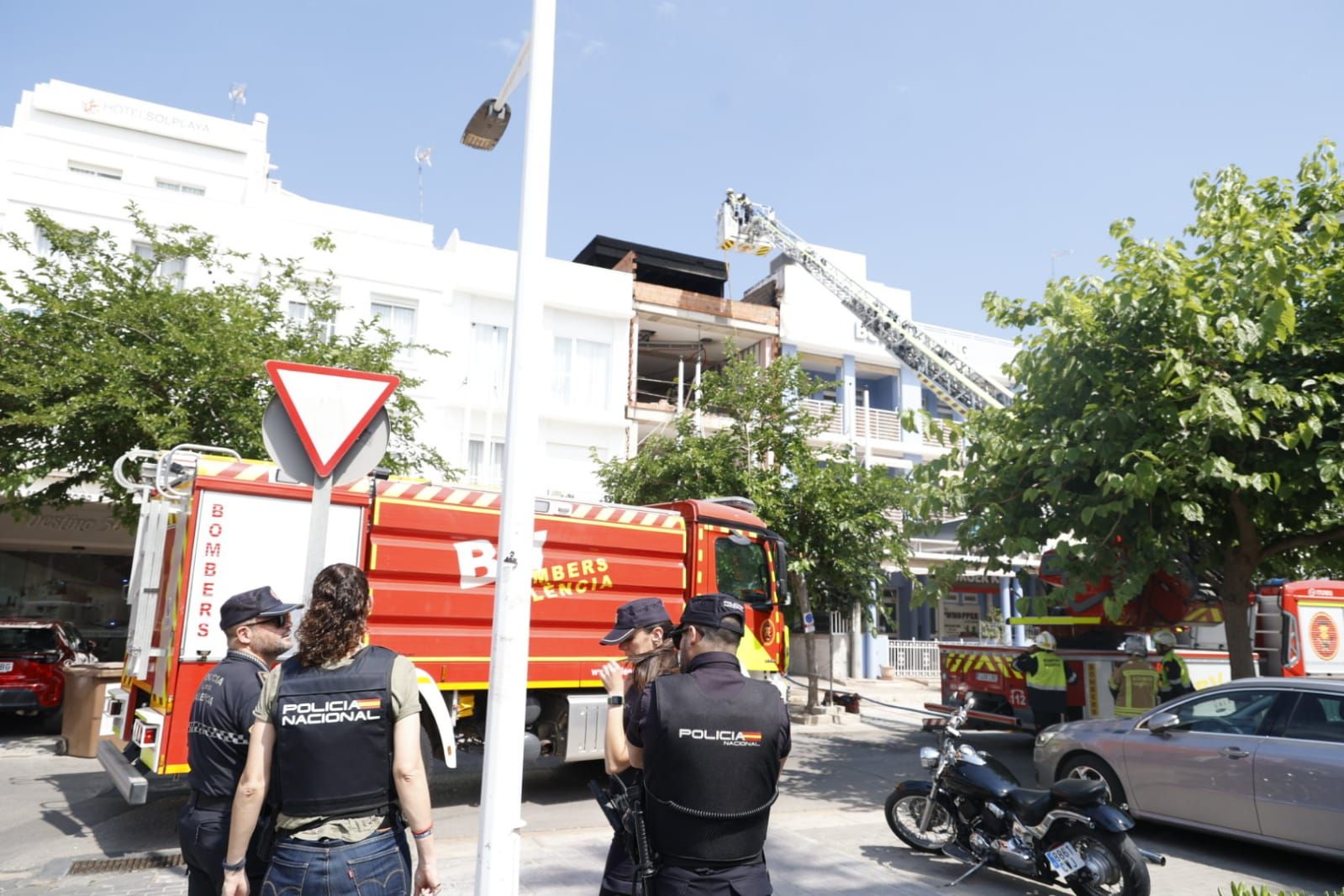Incendio en un edificio en obras del Paseo Neptuno de València