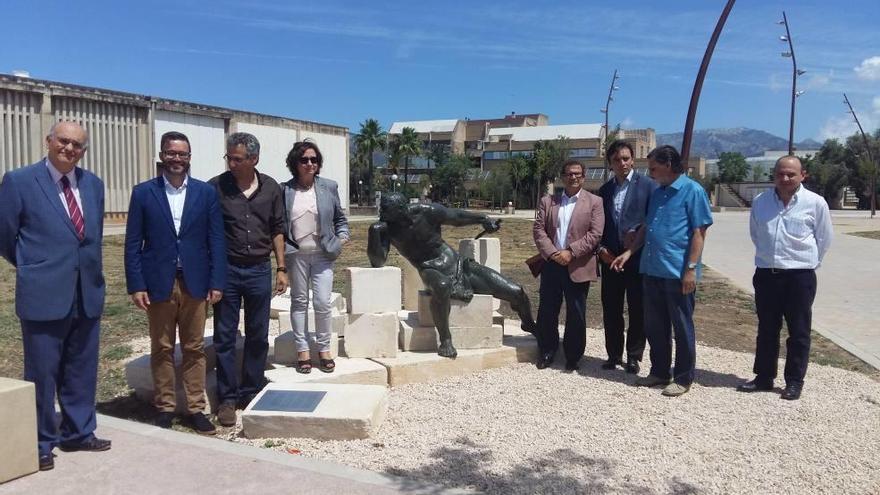 El Ayuntamiento cede una escultura a la UIB