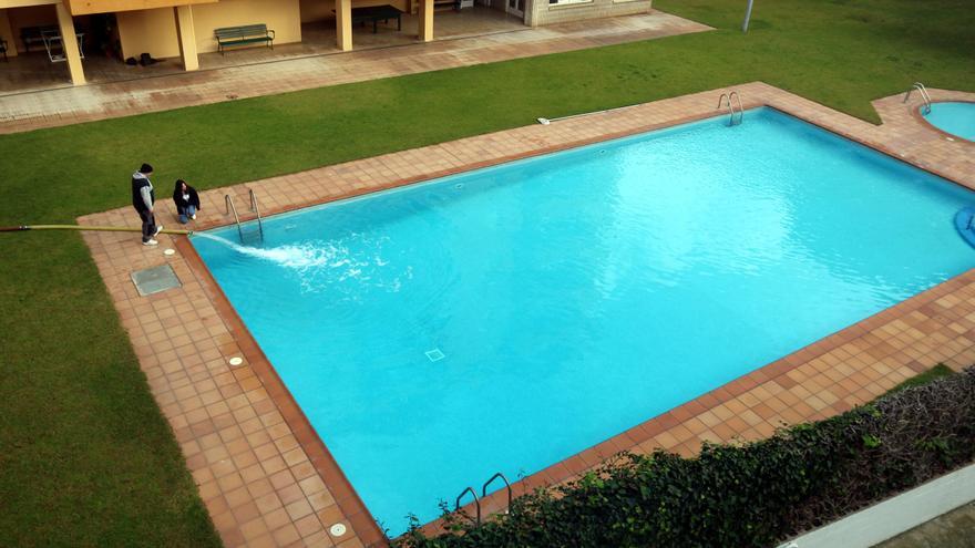 Quines piscines es poden omplir? Generalitat, municipis i sector turístic negocien les excepcions