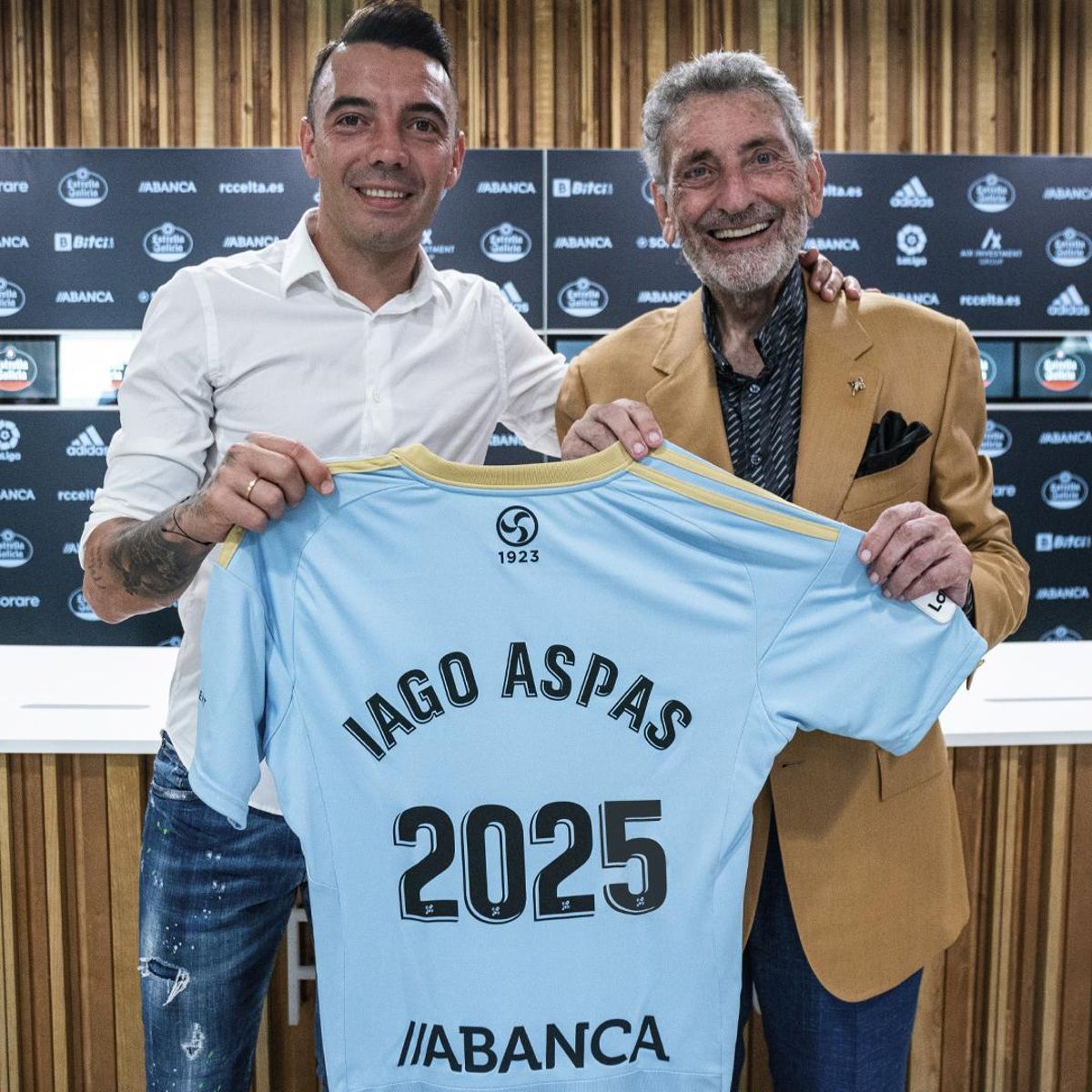 Aspas y Carlos Mouriño, tras firmar la renovación.