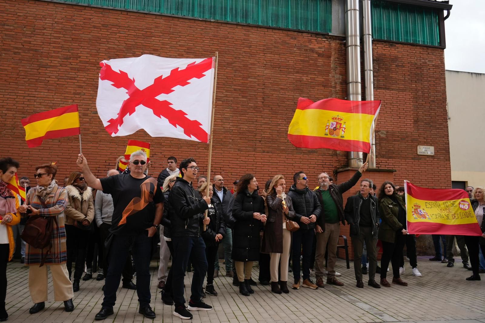 GALERÍA | La manifestación de Vox ante la sede del PSOE de Zamora contra Pedro Sánchez