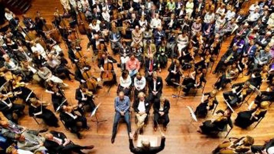 El director de orquesta Roger Nierenberg en un taller de música.