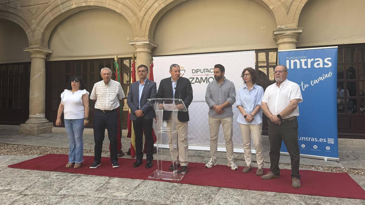 El presidente de la Diputación, Javier Faúndez, junto a Adrián Pérez, director territorial de la Fundación INTRAS en Zamora (a su izquierda), diputados y representantes de los consistorios participantes en las "Rutas de Bienestar".
